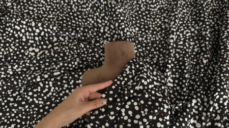 Poplin gros din bumbac cu puncte neregulate drapat pe manechin