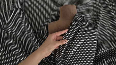 Poplin negru elastic cu buline albe drapat pe manechin