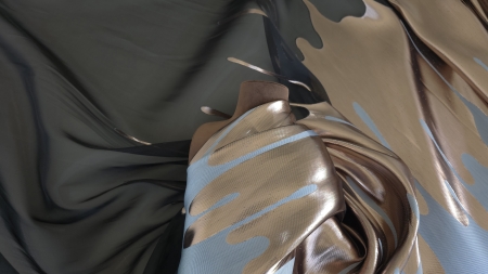 Prim plan pe imprimeul tip lichid cu accente gri închis și bronz