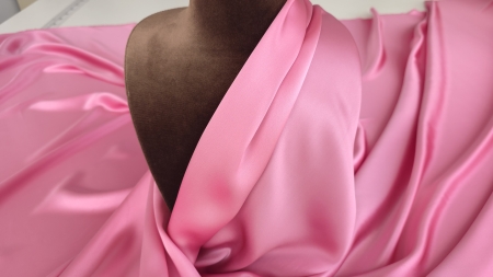 Satin de mătase soft pink la metru drapat pe bust de prezentare cu cădere fluidă