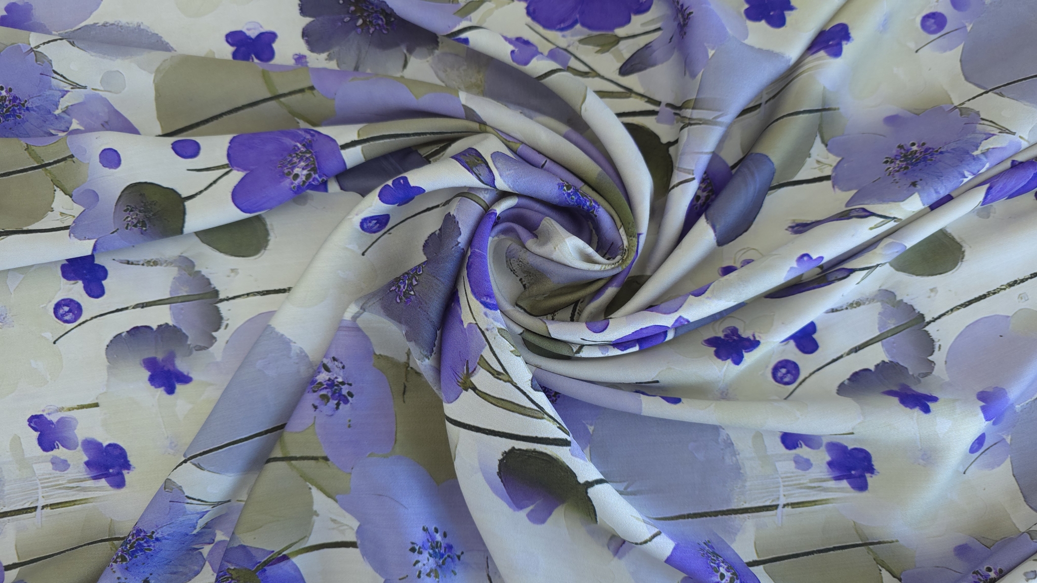 Satin din vâscoză cu imprimeu floral mov răsucit în spirală pe centru cu flori și frunze verde olive