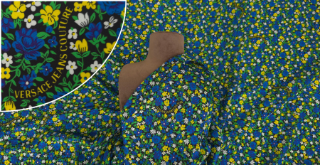 Satin mat cu trandafiri albaștri pe fond negru drapat pe manechin