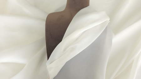Satin organza ivory din matase naturala 16 momi drapat pe manechin maro, falduri cu ținută arhitecturală și luciu discret satina