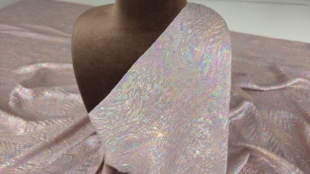 Satin roz pudra creponat holografic drapat pe manechin cu reflexii multicolore