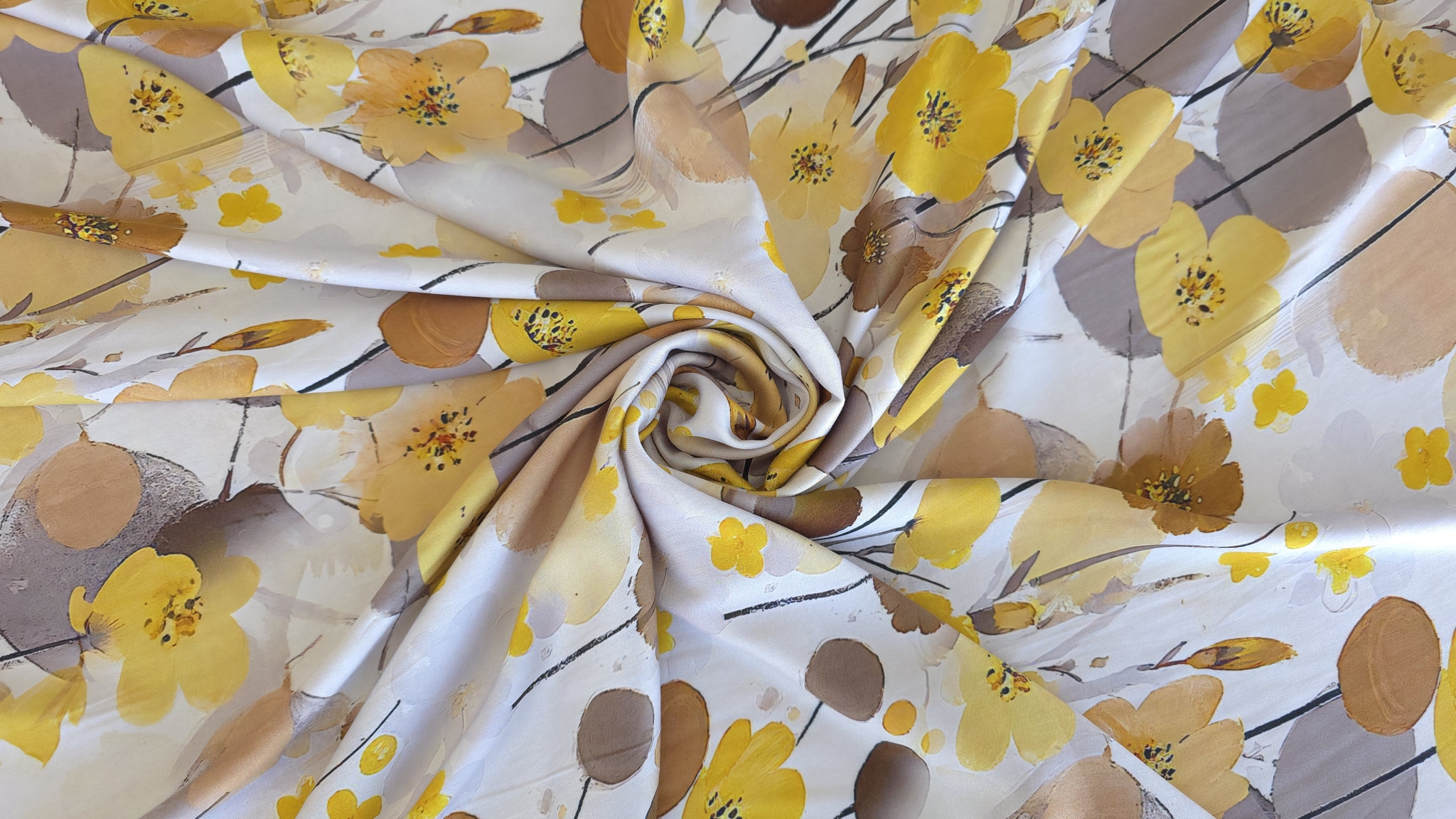 Material satinat floral răsucit în spirală cu luciu vizibil pe falduri