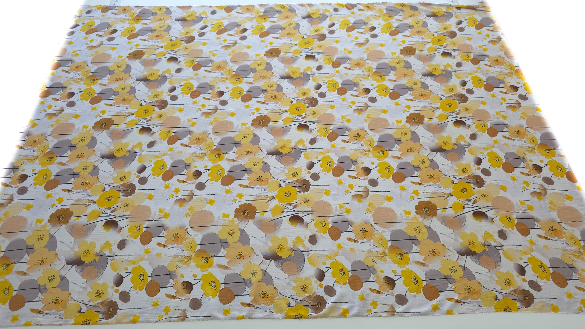 Satin vâscoză imprimat digital floral galben desfăcut integral pe suprafață