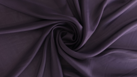 Spirală de falduri pe voal dublu mov prună din mătase arătând căderea fluidă