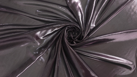 Spirală de material vaporos violet cu reflexii metalice concentrate în centru