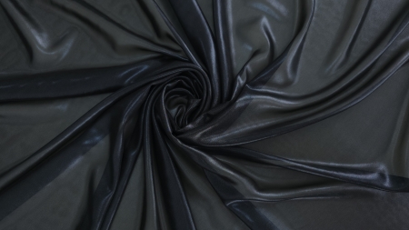 Spirală strânsă de chiffon metalizat negru cu efect holografic vizibil în centru