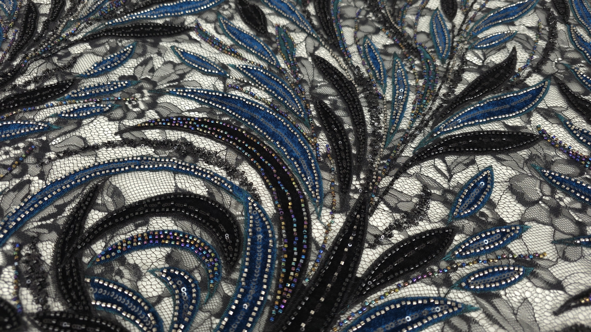 Spirale dense la bază cu forme turcoaz și negre intercalate, margele pe contur