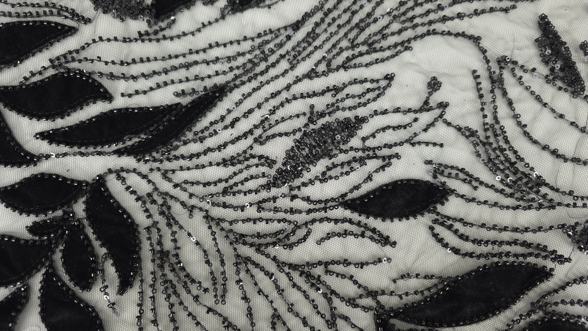 Suprafață cu alternare de catifea mată și micropaiete lucioase pe tulle