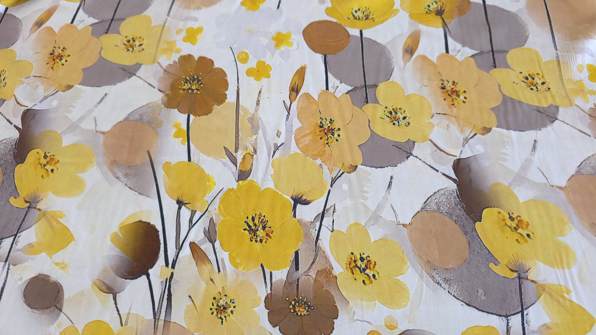 Suprafață de satin floral galben cu forme ovale gri taupe și tije subțiri negre