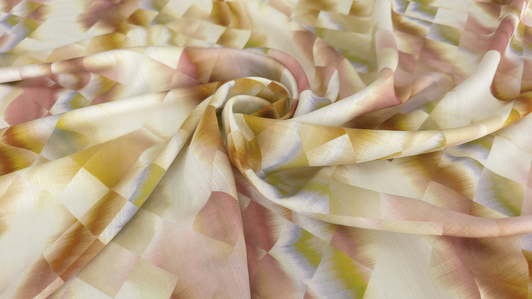 Suprafață mată a vascozei imprimate cu forme abstracte galben auriu și verde olive