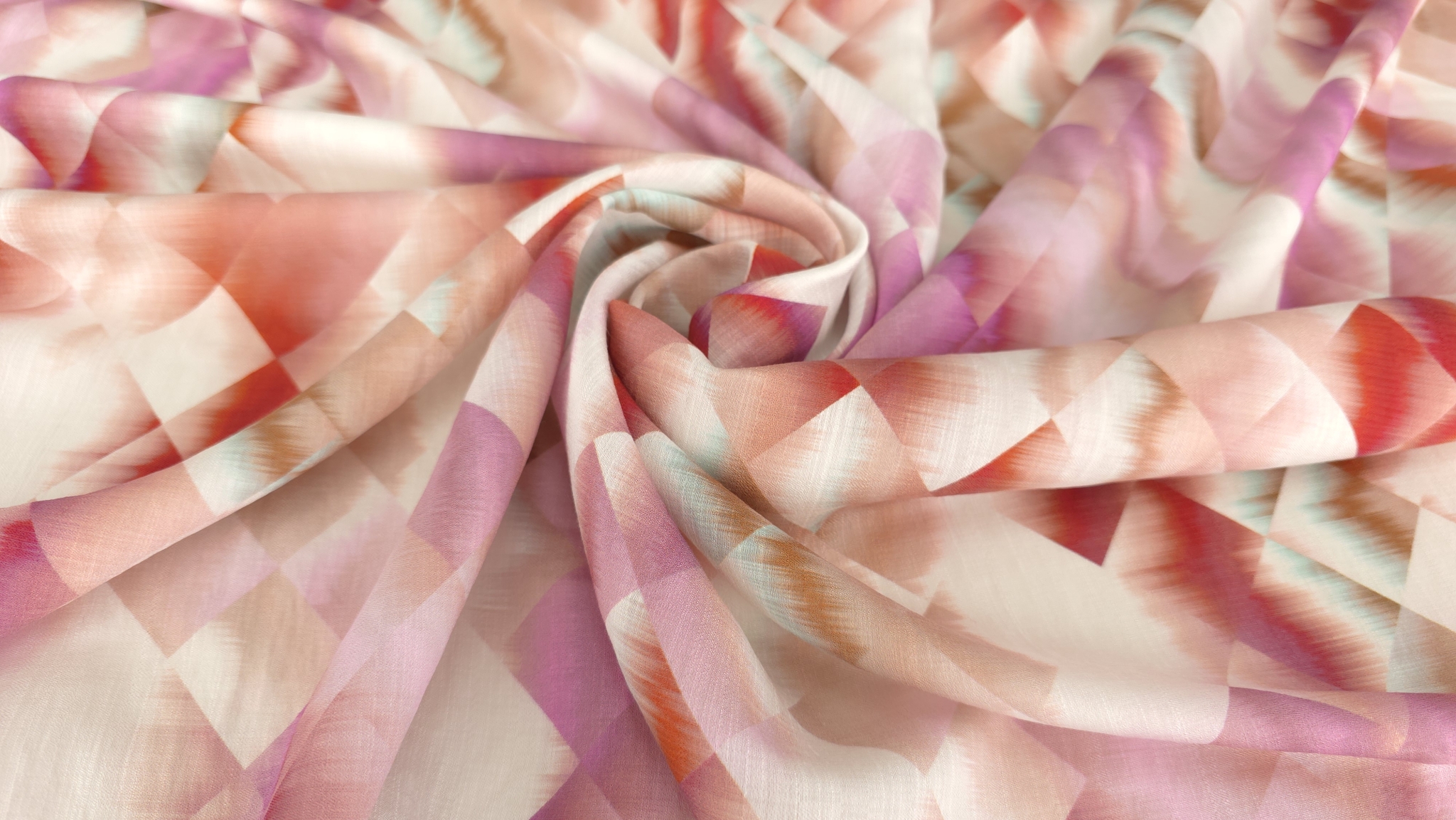 Suprafața materialului vascoza imprimat cu forme geometrice suprapuse roz crem