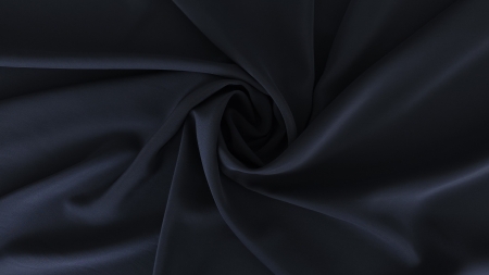 Suprafața netedă a crepului de mătase naturală navy blue aranjat în spirală