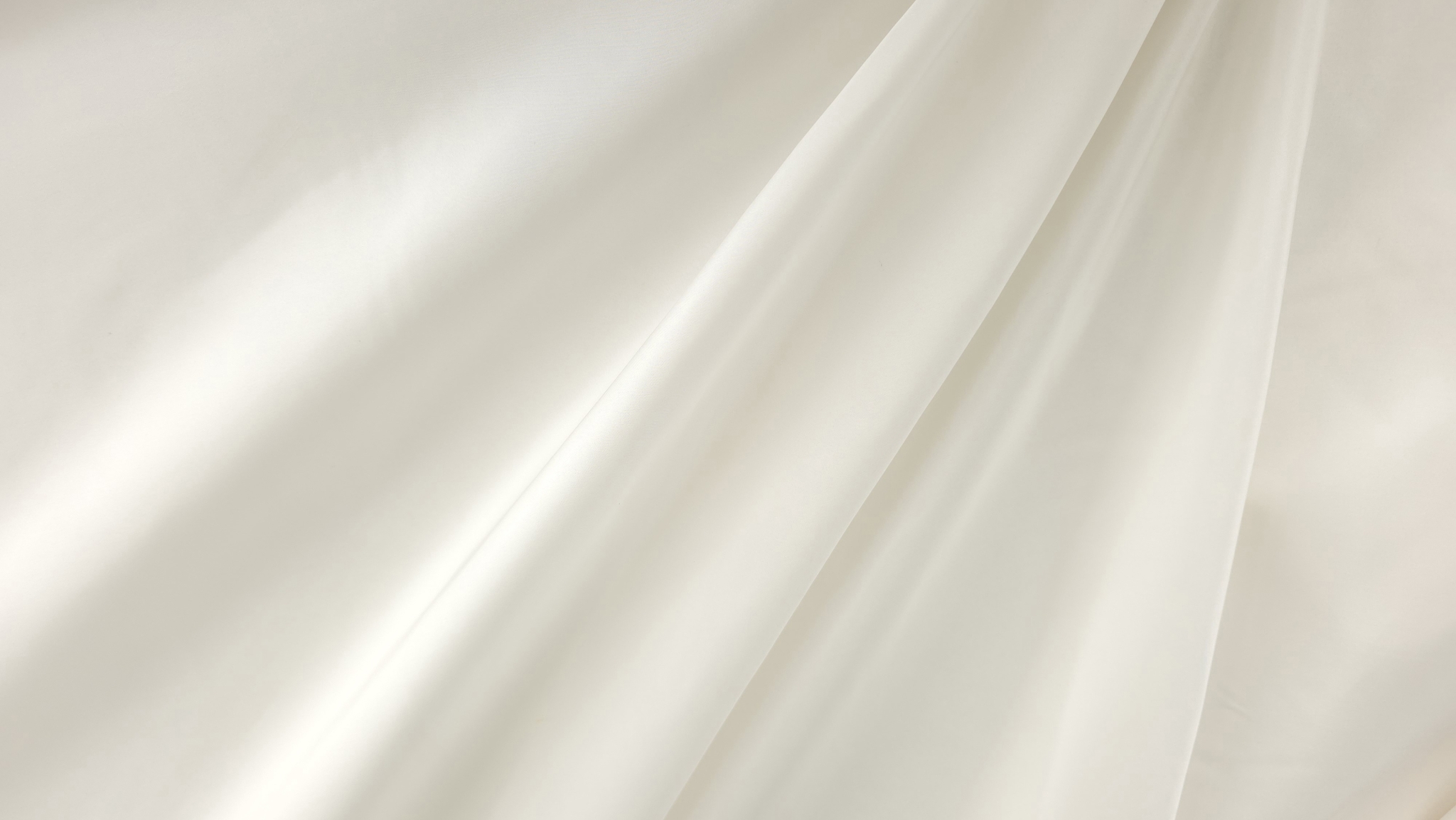 Suprafață netedă ivory cu reflexii calde de lumină în plan apropiat