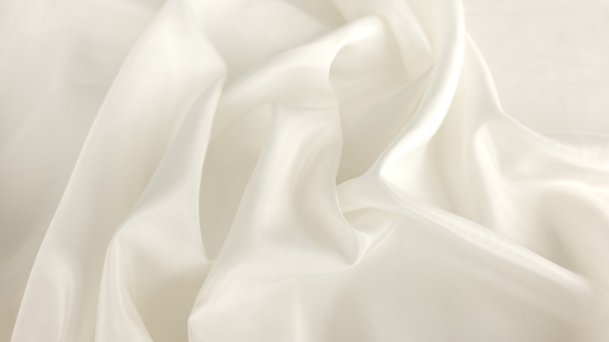 Suprafață netedă și uniformă a căptușelii satinate ivory cu tonuri crem deschis