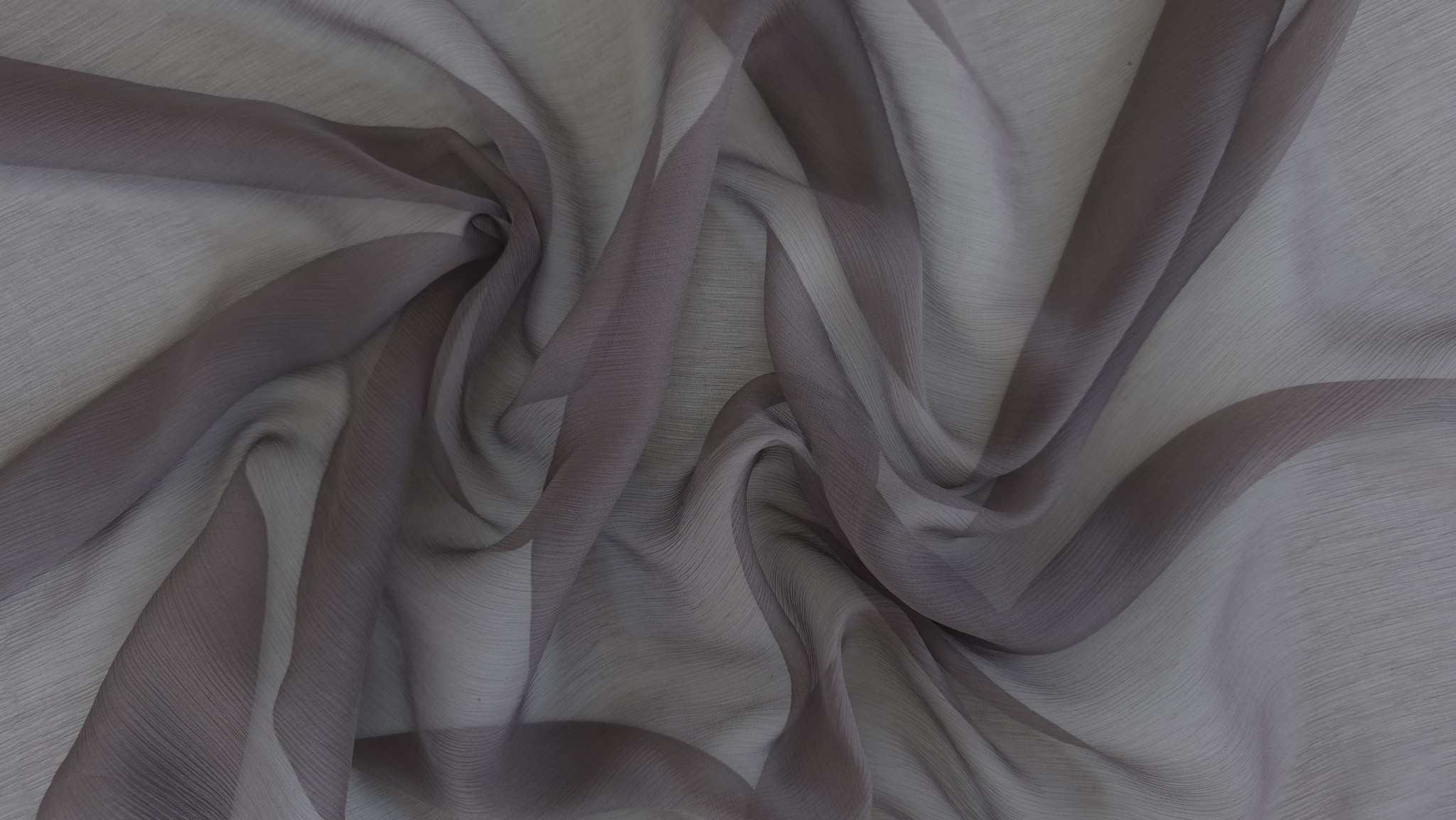 Suprafață ondulată de muselină transparentă mocha mousse din mătase naturală cu joc de lumini și umbre