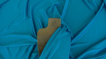 Tafta basic albastru turquoise drapată pe manechin de croitorie, falduri largi, nuanță ocean saturată