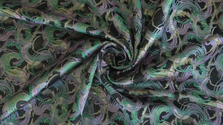 Țesătură brocard multicolor aranjată pe masă cu joc de lumini aurii