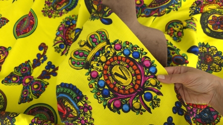 Țesătură bumbac cu in drapată pe manechin, cădere stabilă cu imprimeu baroc galben multicolor