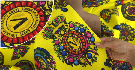 Tesatura bumbac cu in drapata pe manechin cadere stabila cu imprimeu baroc galben multicolor scaled