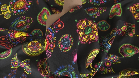Țesătură bumbac cu in imprimeu multicolor drapată pe bust manechin, cu medalioane baroce și motive paisley vibrante