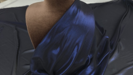 Țesătură chiffon cu efect metalic albastru drapată pe manechin, cădere fluidă pe bust