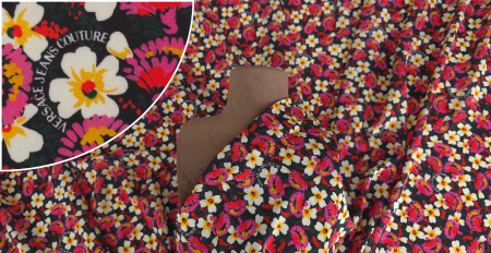 Țesătură fină cu imprimeu floral multicolor drapată pe manechin