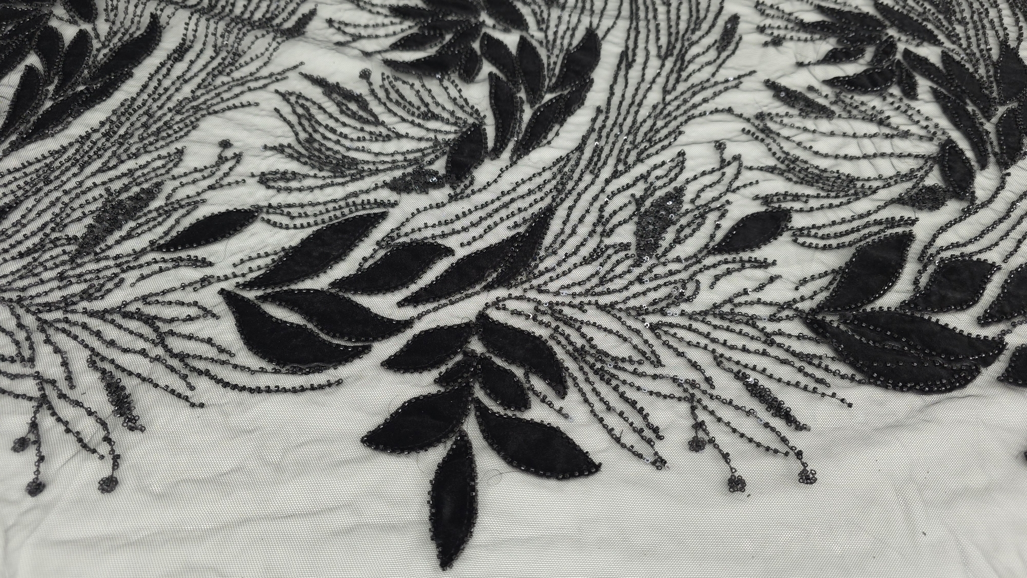 Textura catifelei negre cu contururi de micropaiete, plan apropiat