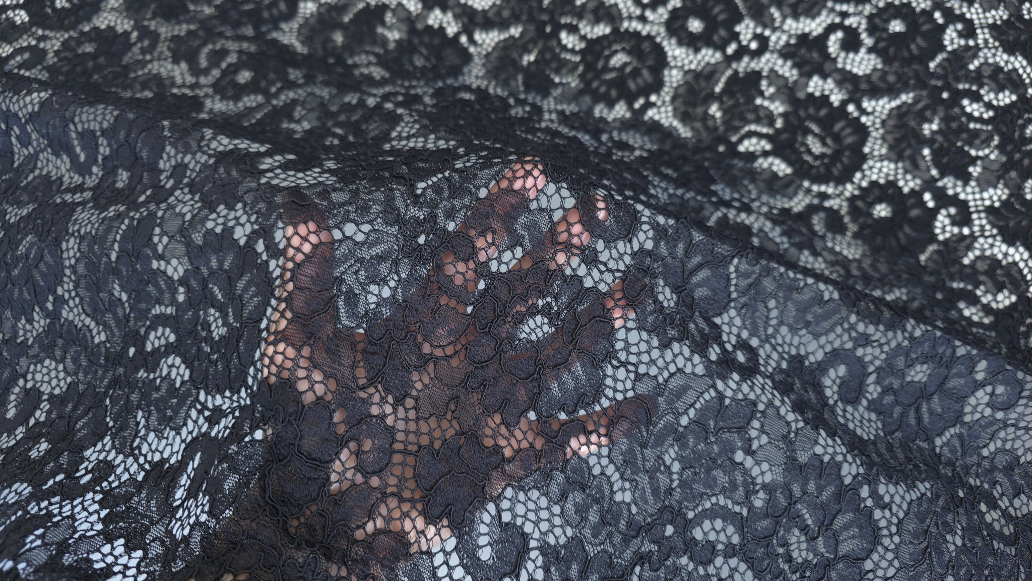 Transparența dantelei negre evidențiată la lumină naturală