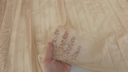 Transparența panoului evidențiată în mână, material ușor și fluid