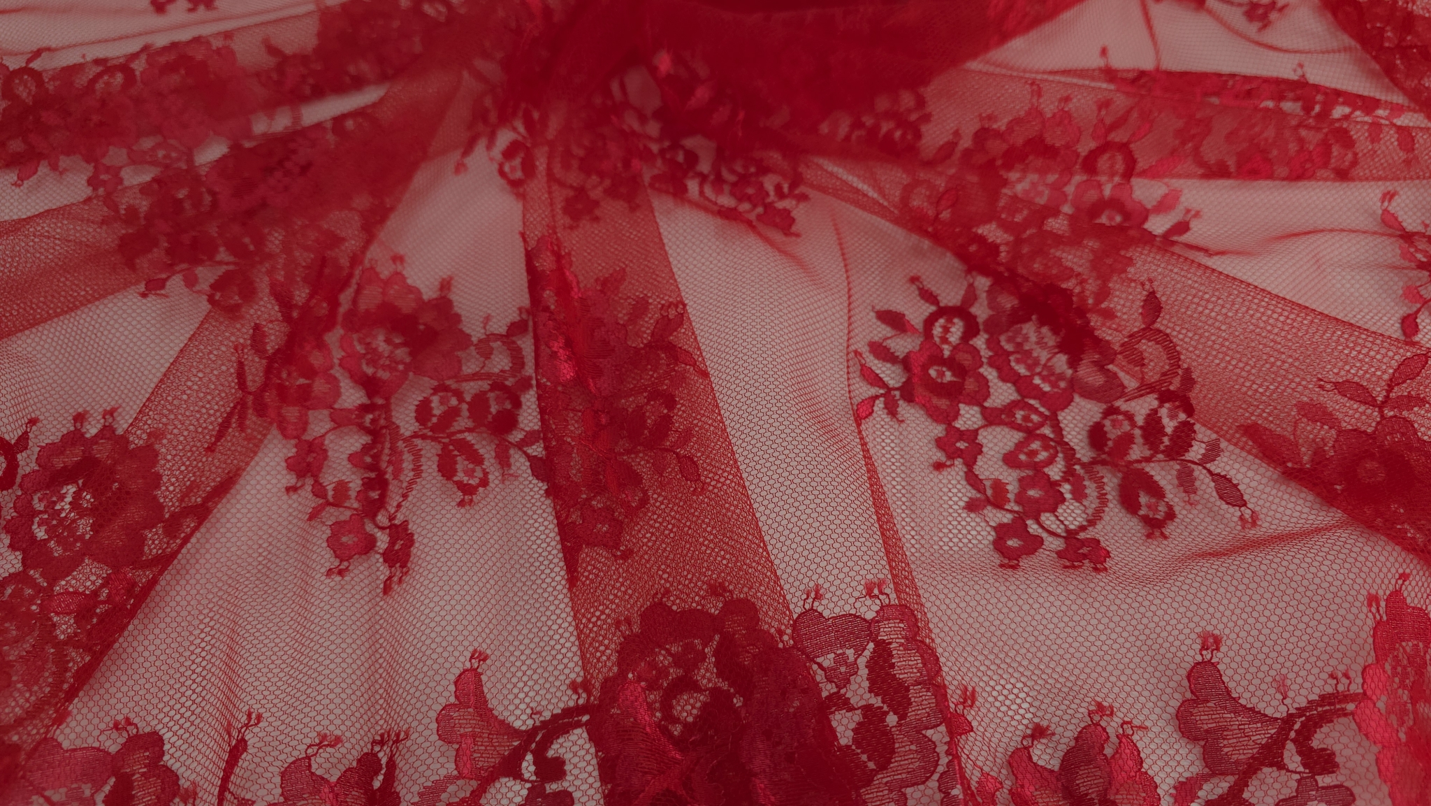 Transparența tullului roșu Ferrari cu motive florale Chantilly suprapuse