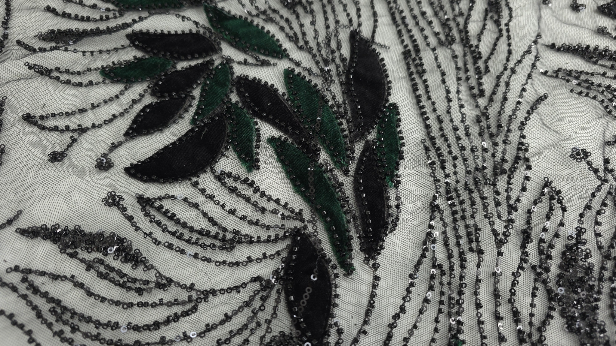 Tulle brodat cu micropaiete și catifea verde pădure în plan apropiat