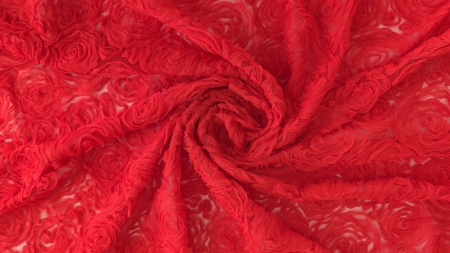 Tulle roșu cu trandafiri 3D aranjat în spirală, aplicații florale în relief vizibile pe toată suprafața