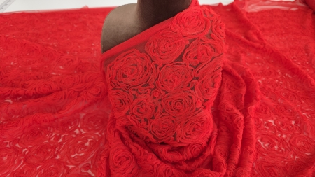 Tulle roșu model 3D cu trandafiri draposat pe bust de prezentare