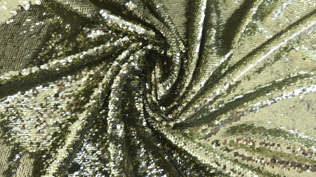 Vârtej de metraj cu paiete aurii dispuse circular, reflexe luminoase concentrice