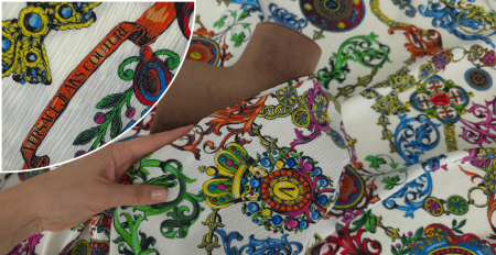 Vâscoză creponată cu imprimeu multicolor drapată pe manechin