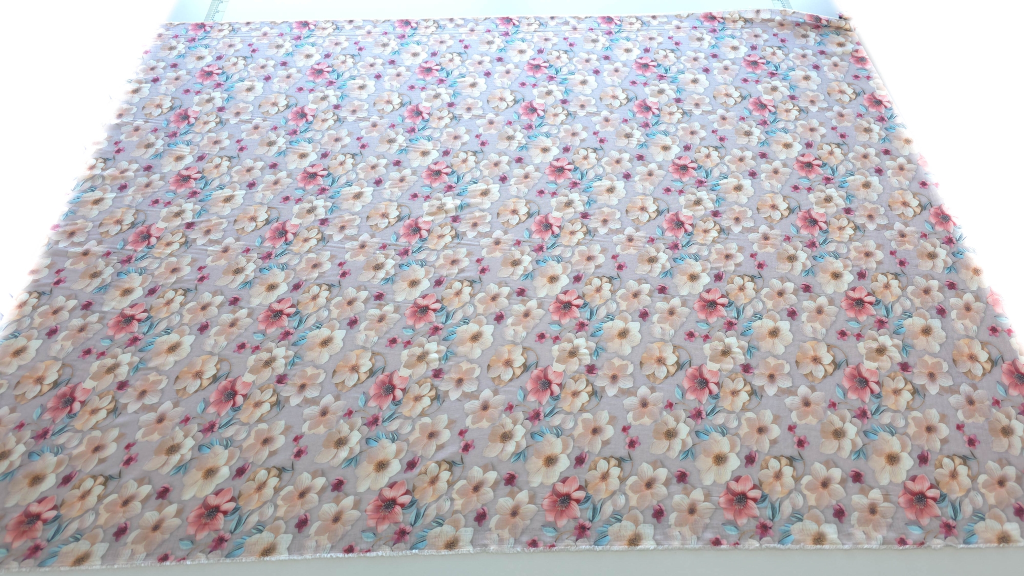 Vâscoză floral mauve gray desfăcută pe suprafață plană vedere completă a metrajului