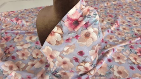 Vâscoză imprimată digital 3D floral lila materialul drasat pe manechin maro cu flori bej și roz pe fond lavandă