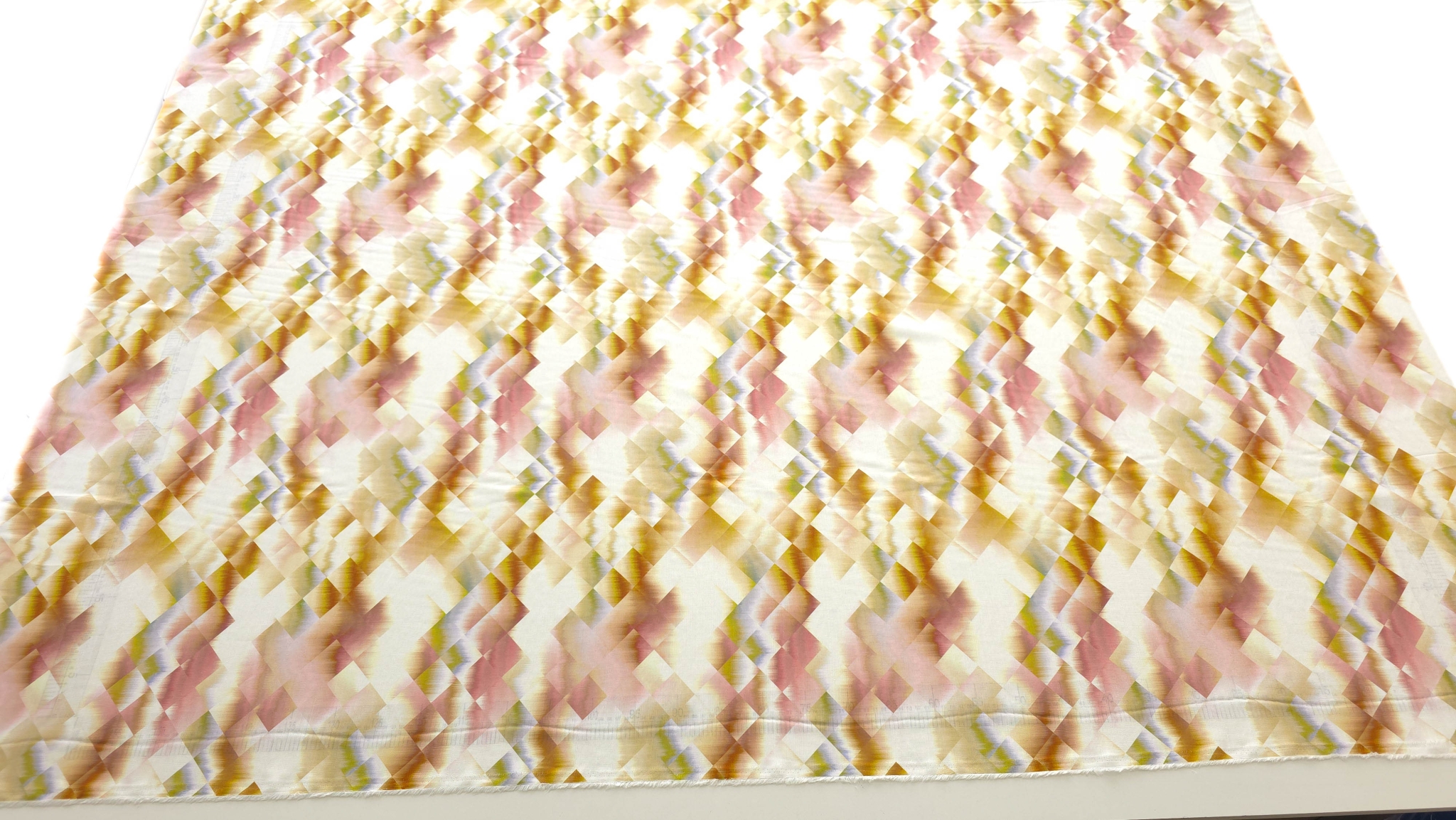 Vascoza imprimata digital geometric galben ocru desfășurată pe suprafață, vedere generală a printului