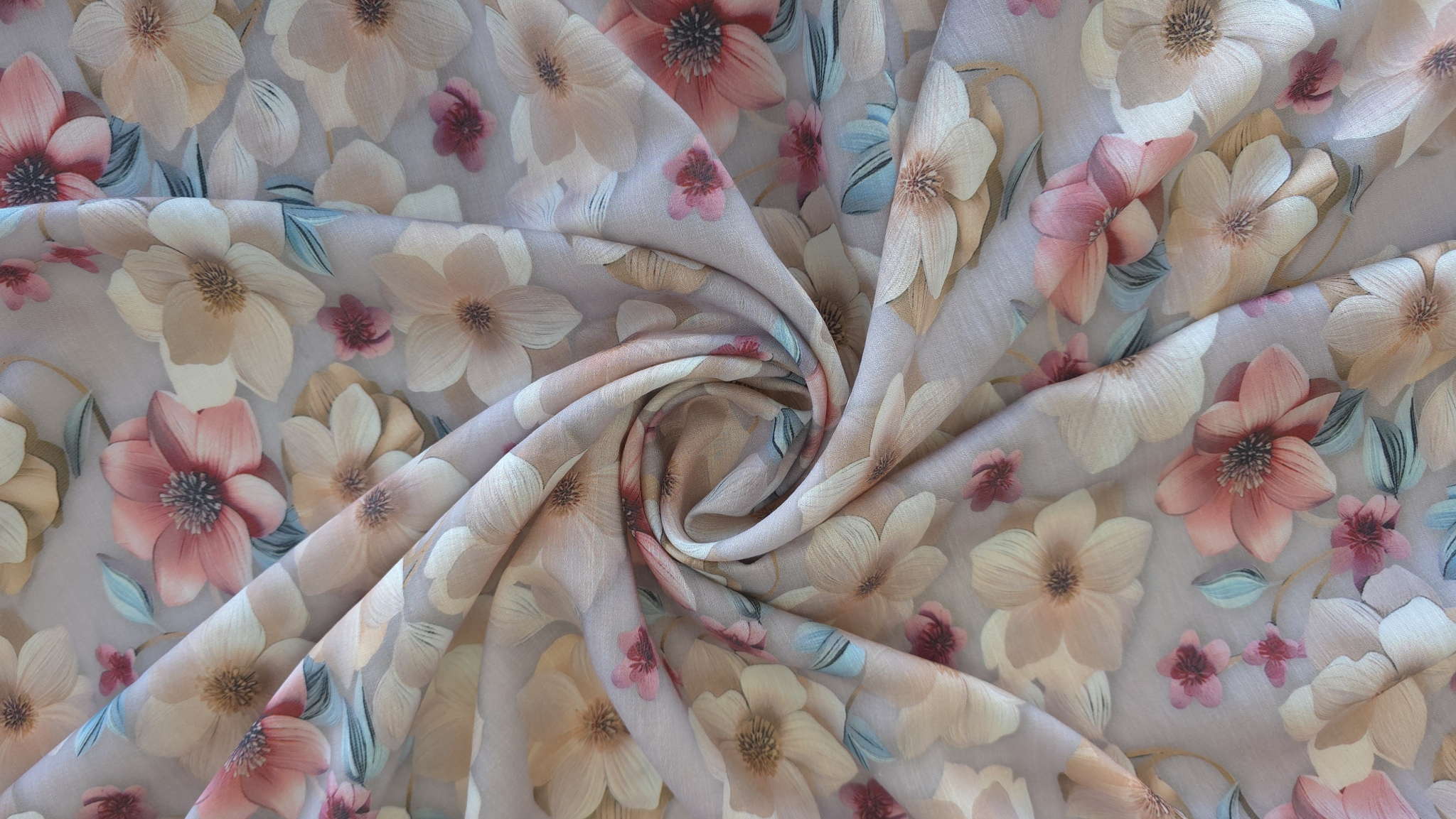 Vâscoză sidefată răsucită în spirală cu imprimeu tridimensional floral pe fond gri mauve