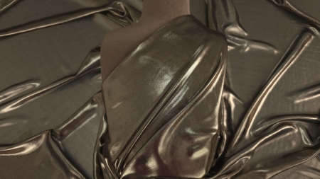 Voal chiffon cu peliculă metalizată cupru drapat pe manechin cu reflexii bronz aurii pe bust