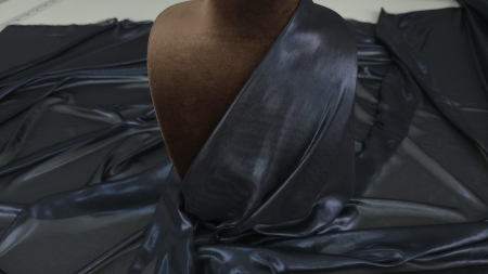 Voal chiffon cu peliculă metalizată negru holograf drapat pe manechin cu reflexii albăstrui pe bust