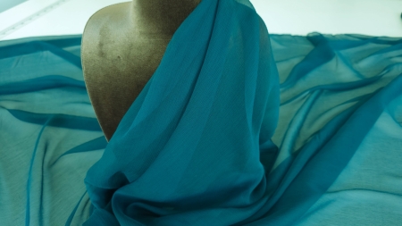 Voal creponat albastru petrol muselină din mătase naturală drapat pe bust de prezentare