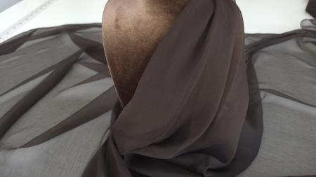 Voal creponat chocolate muselină din mătase naturală drapat pe bust cu reflexe calde