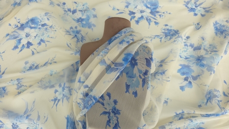 Voal creponat din mătase naturală imprimeu floral drapat pe bust, fond ivory cu flori bleu
