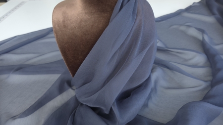 Voal creponat gri metal muselina din mătase naturală drapat pe bust de prezentare