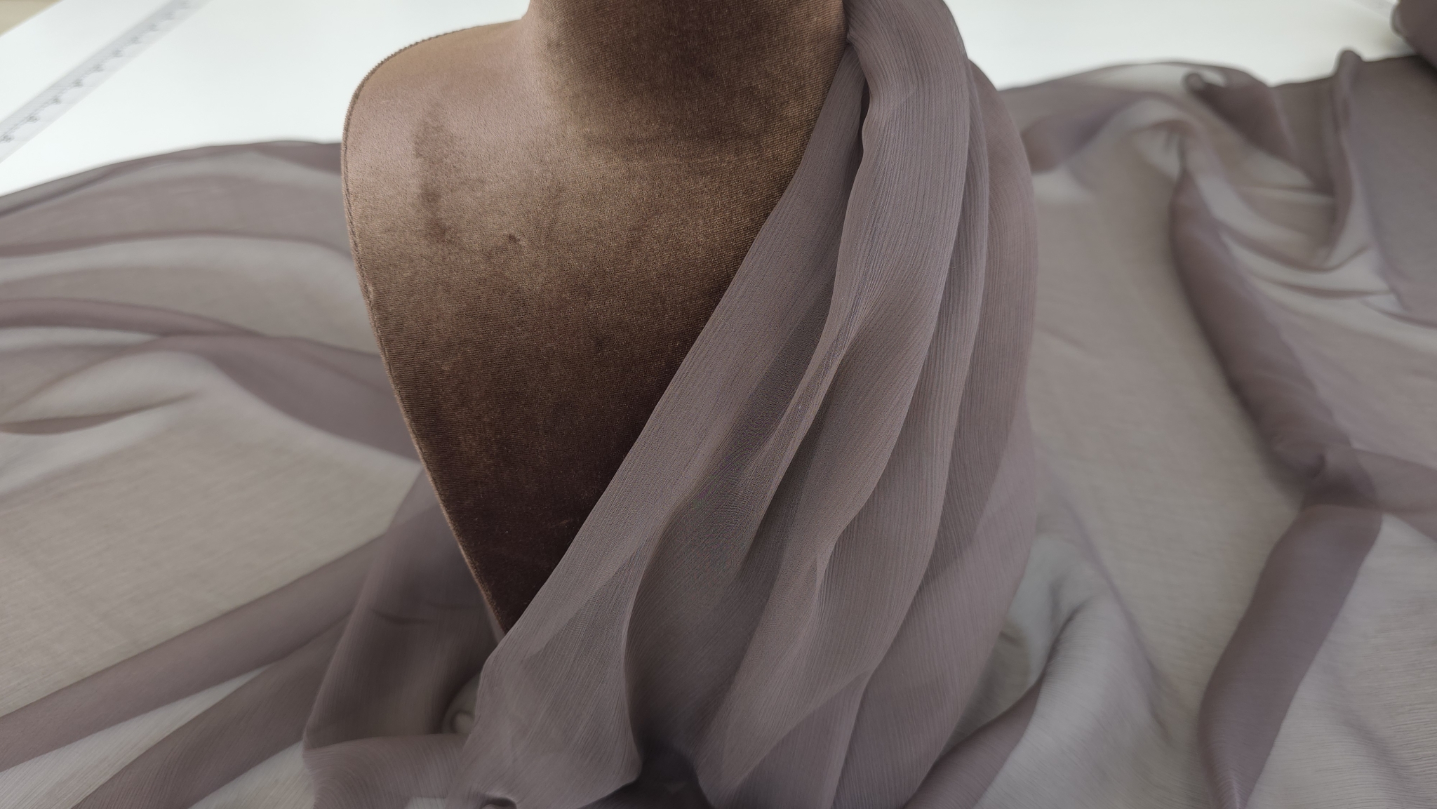 Voal creponat mocha mousse muselina din mătase naturală drapat pe bust de prezentare