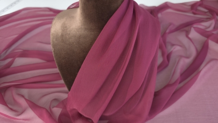 Voal creponat red wine muselina din mătase naturală drapat pe bust de prezentare